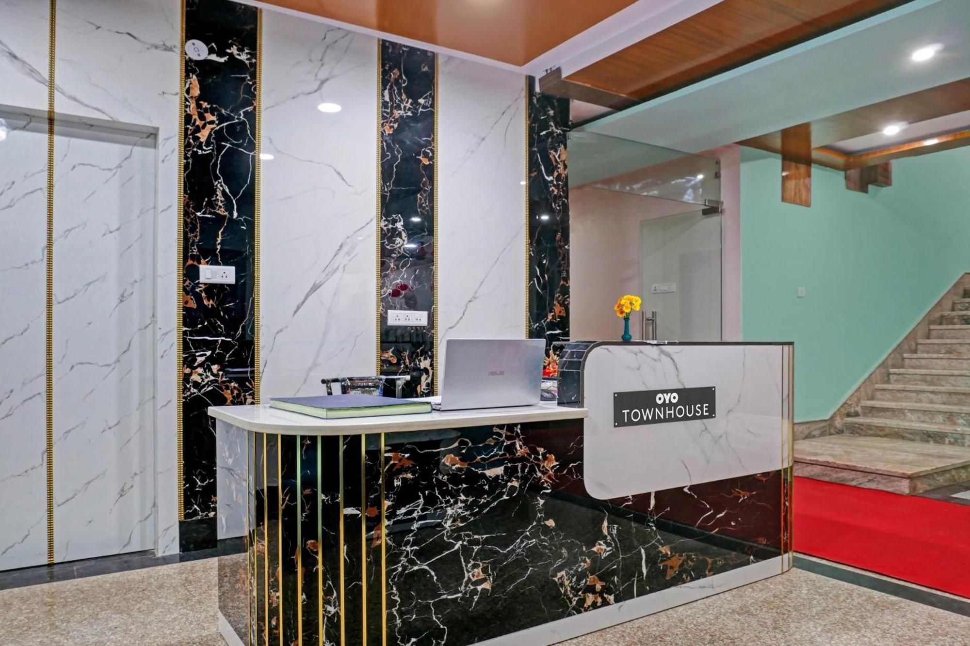 Hotel Townhouse Navneeta Grand Kakarmatha Exterior foto